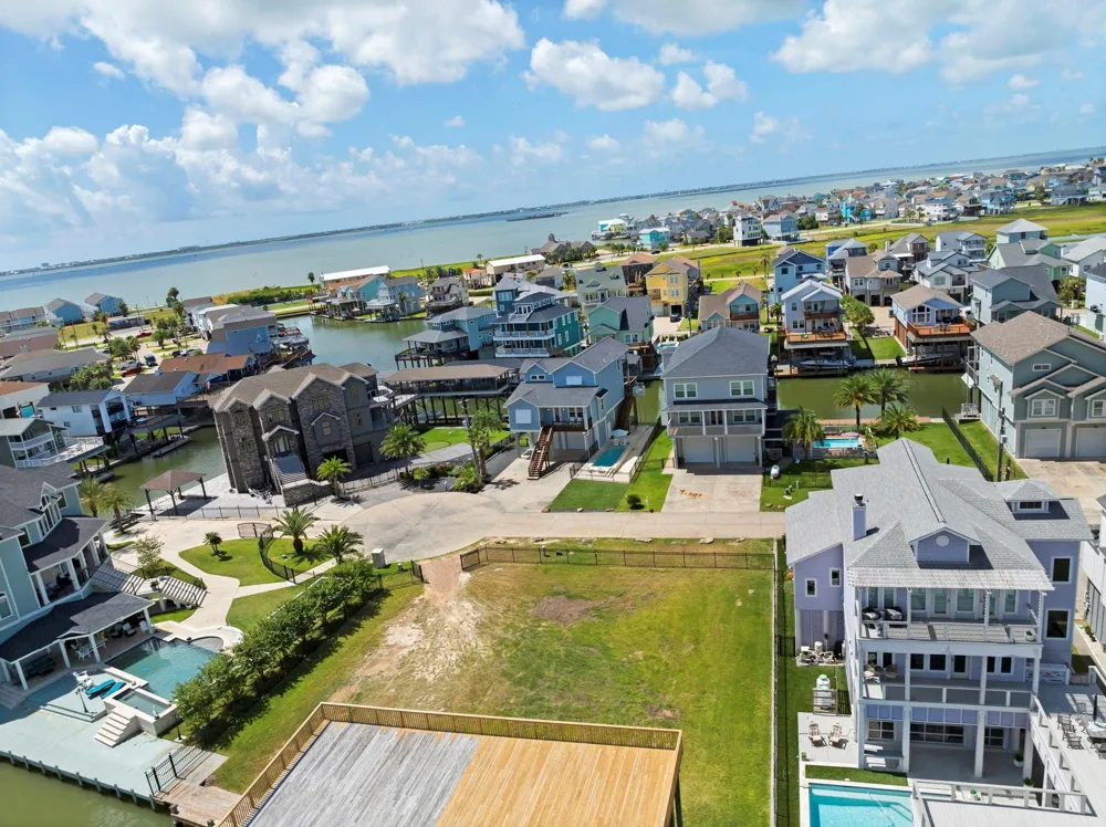 414 Jeanie Lynne Circle Tiki Island, TX 77554