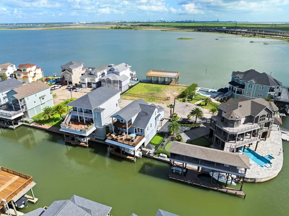 414 Jeanie Lynne Circle Tiki Island, TX 77554