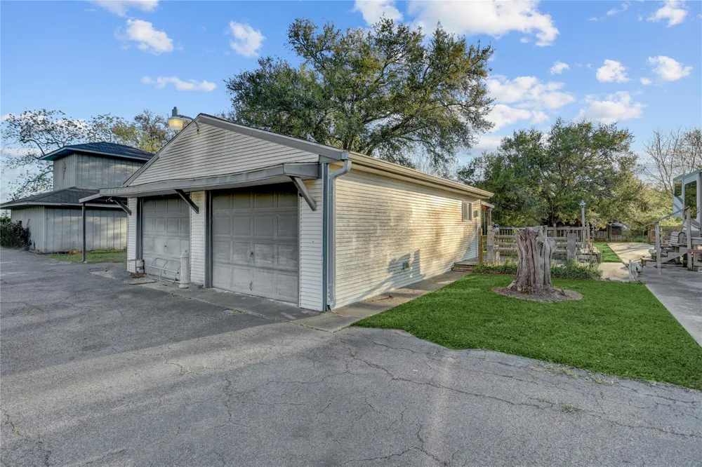 300 Mustang Road Alvin, TX 77511