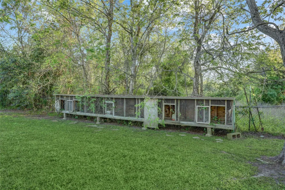 300 Mustang Road Alvin, TX 77511