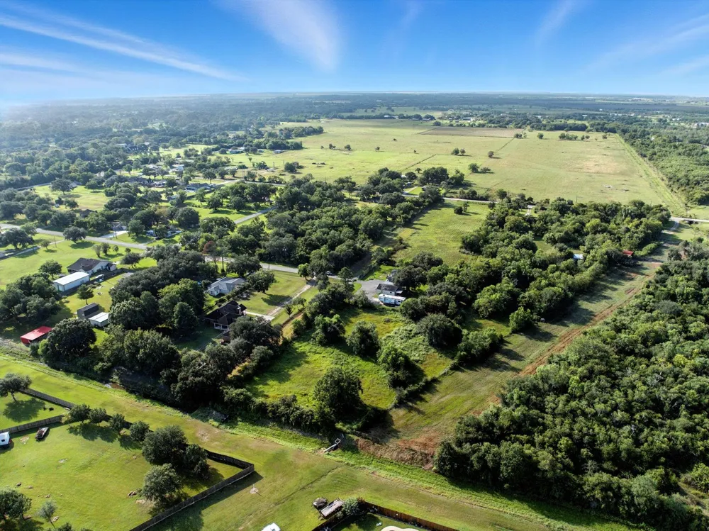 300 Mustang Road Alvin, TX 77511