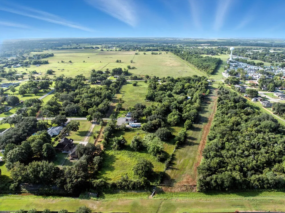 300 Mustang Road Alvin, TX 77511