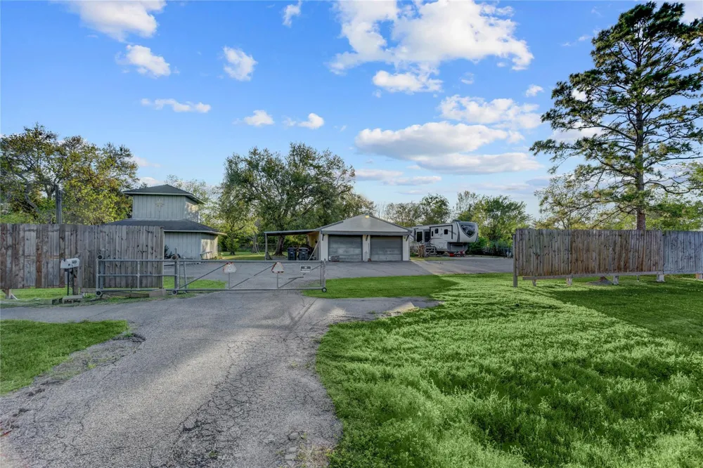 300 Mustang Road Alvin, TX 77511