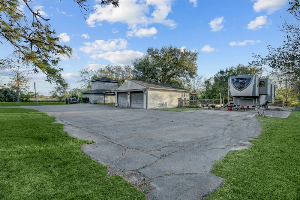 300 Mustang Road Alvin, TX 77511