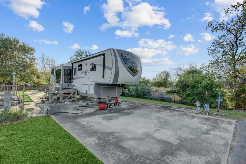 300 Mustang Road Alvin, TX 77511