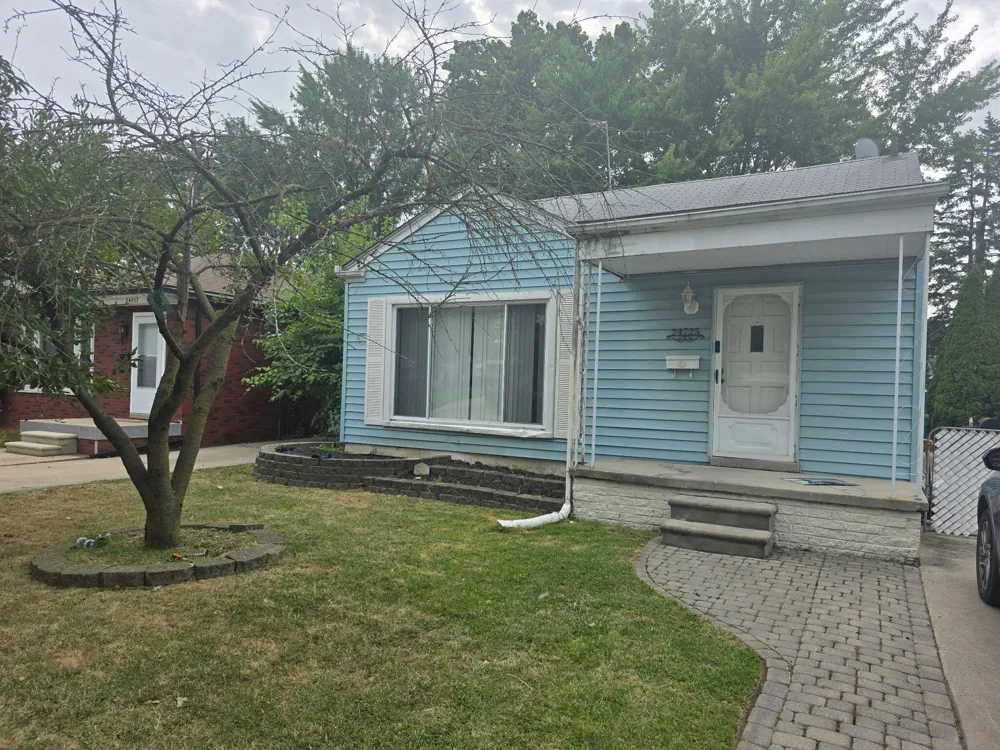 24725 Saxony Avenue Eastpointe, MI 48021