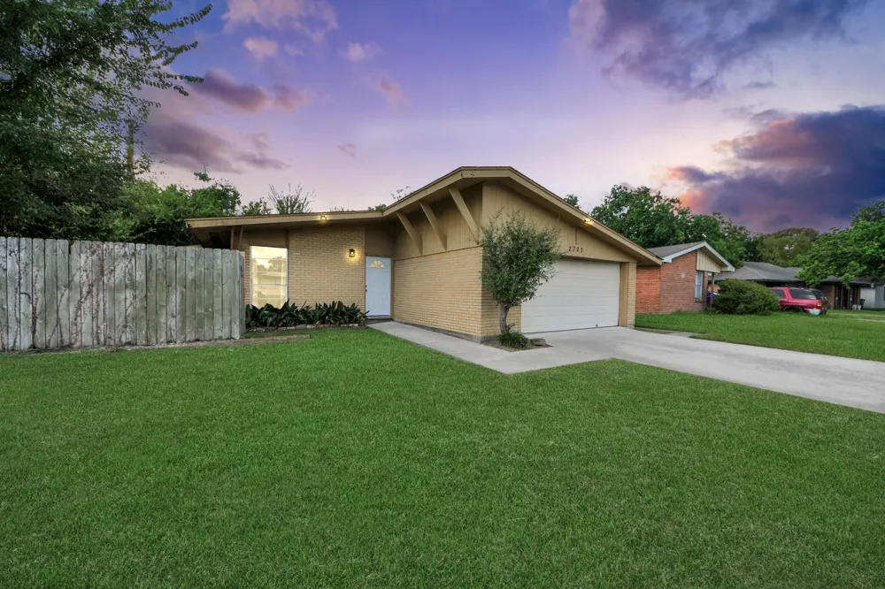 2703 Knotty Oaks Trail Houston, TX 77045