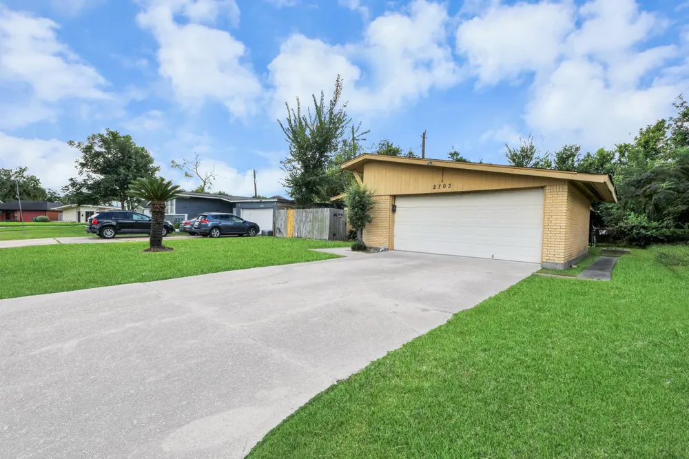 2703 Knotty Oaks Trail Houston, TX 77045
