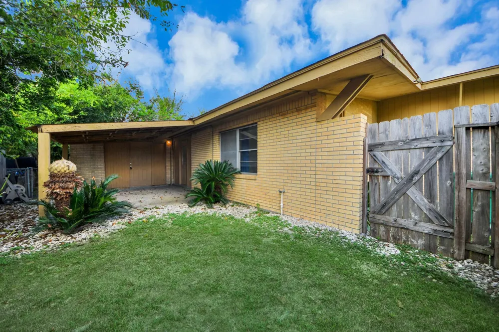 2703 Knotty Oaks Trail Houston, TX 77045