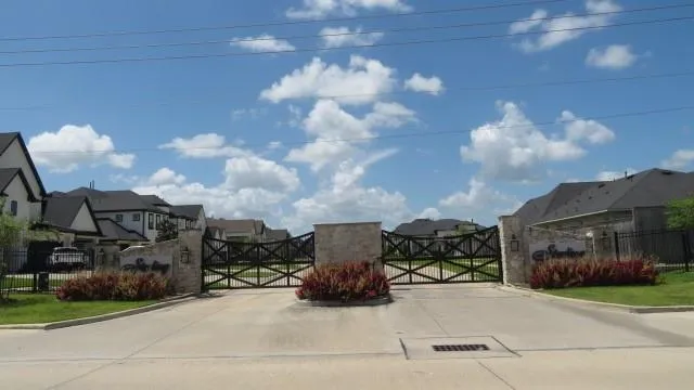 1916 Silver Point Court Friendswood, TX 77546