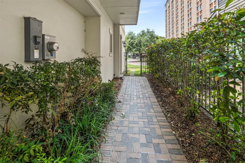 22 Hermann Park Court Houston, TX 77021