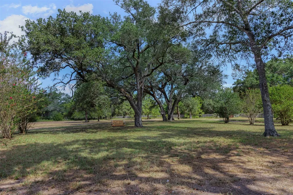 1107 County Road 151 Columbus, TX 78934