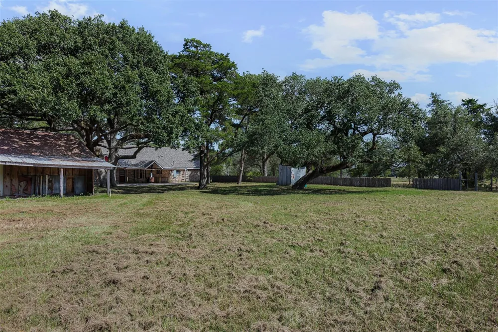 1107 County Road 151 Columbus, TX 78934