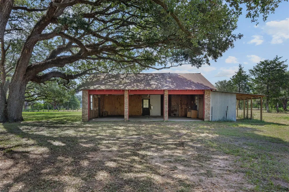 1107 County Road 151 Columbus, TX 78934