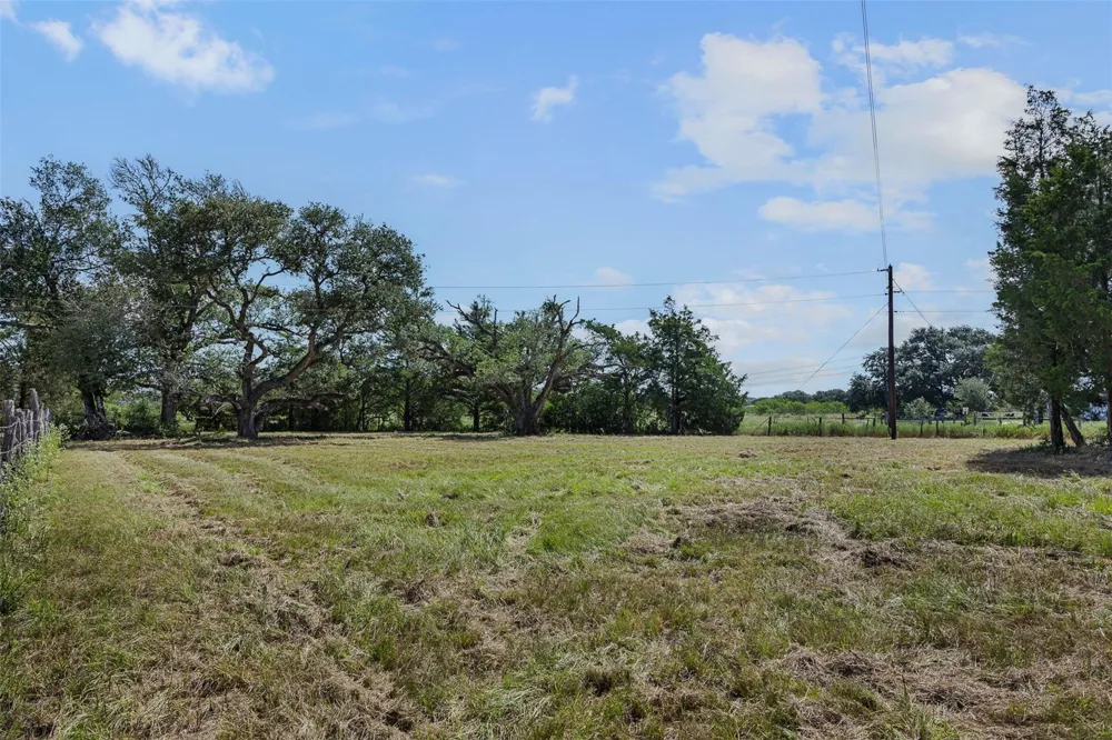 1107 County Road 151 Columbus, TX 78934