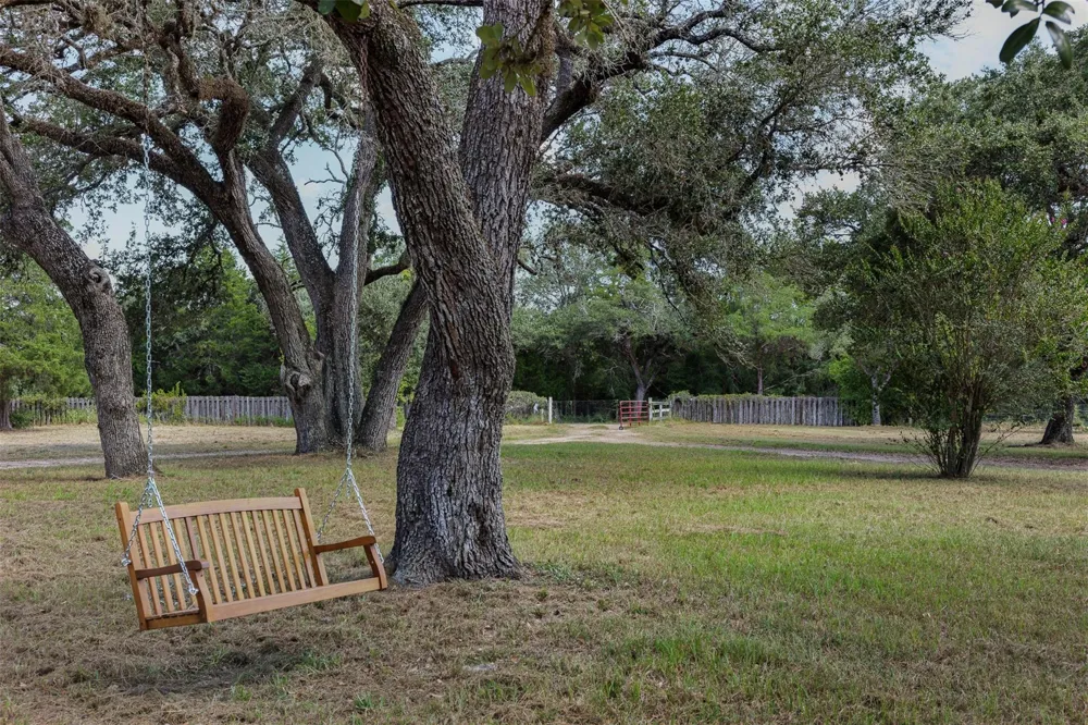 1107 County Road 151 Columbus, TX 78934