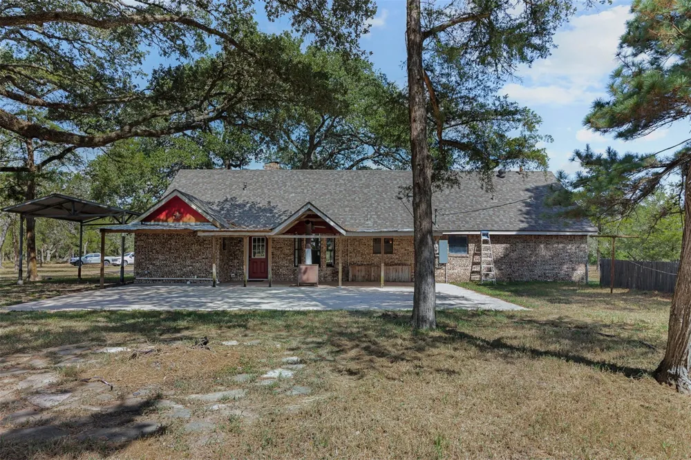 1107 County Road 151 Columbus, TX 78934