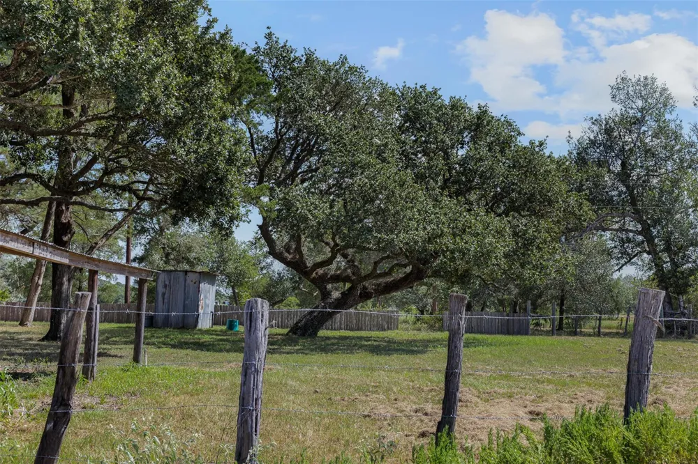1107 County Road 151 Columbus, TX 78934