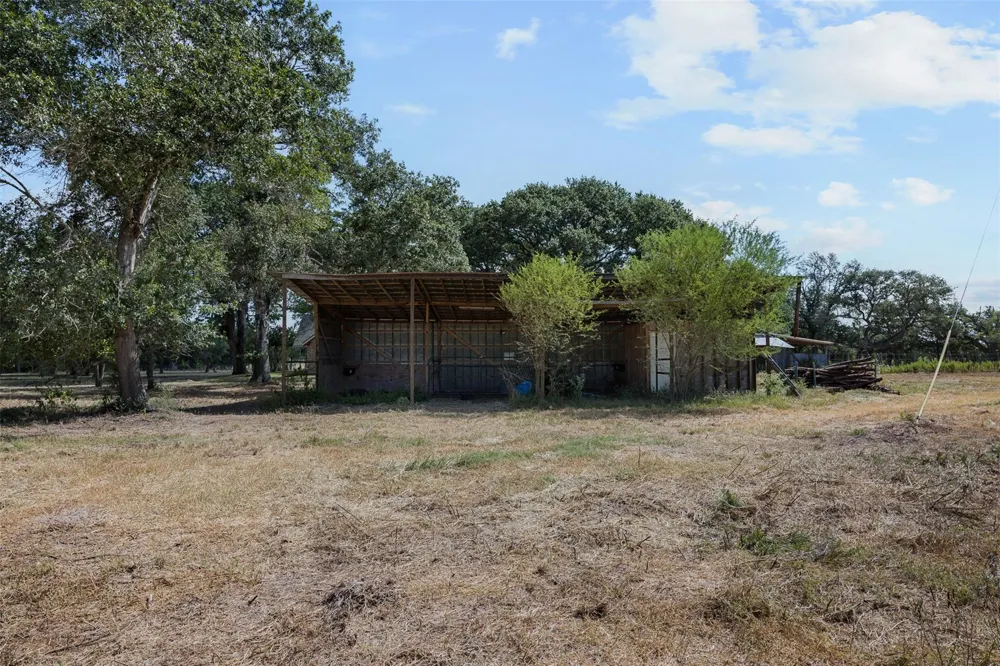 1107 County Road 151 Columbus, TX 78934