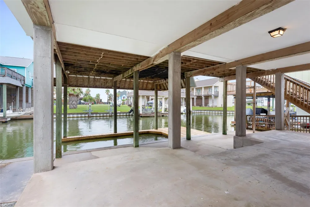 1110 Papeete Street Tiki Island, TX 77554