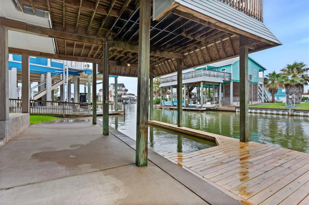 1110 Papeete Street Tiki Island, TX 77554