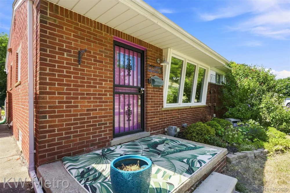 22011 Whitmore Street Oak Park City, MI 48237