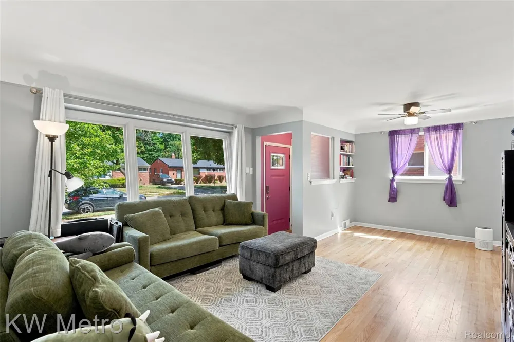 22011 Whitmore Street Oak Park City, MI 48237