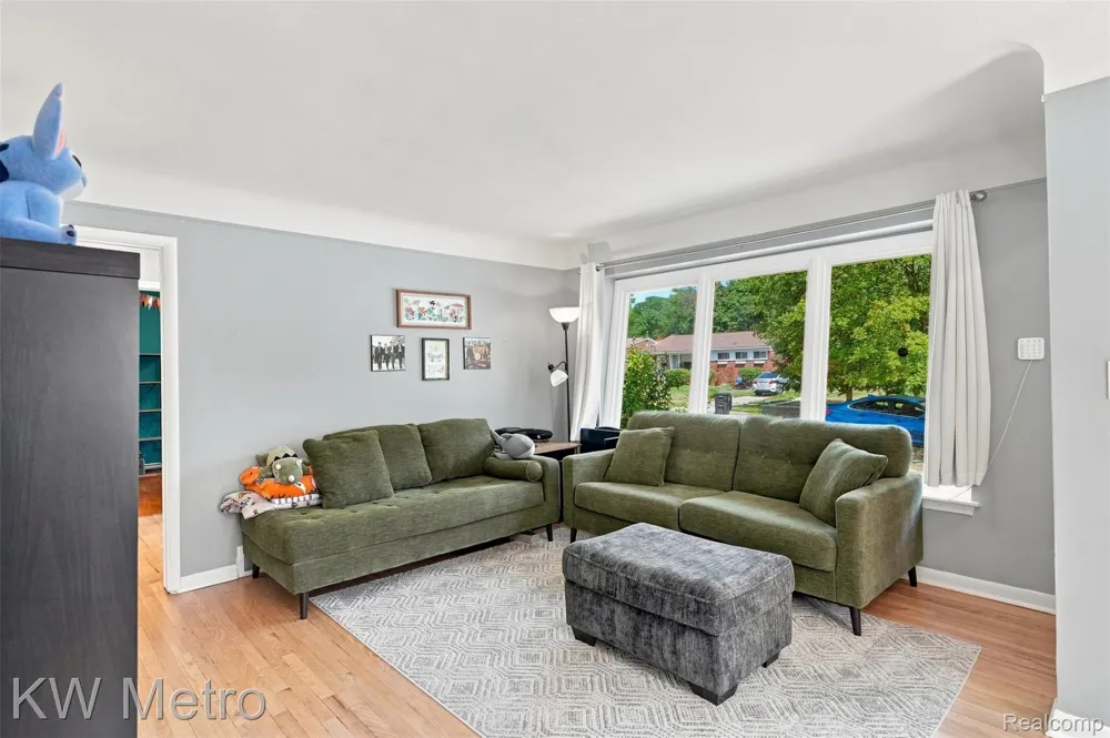 22011 Whitmore Street Oak Park City, MI 48237