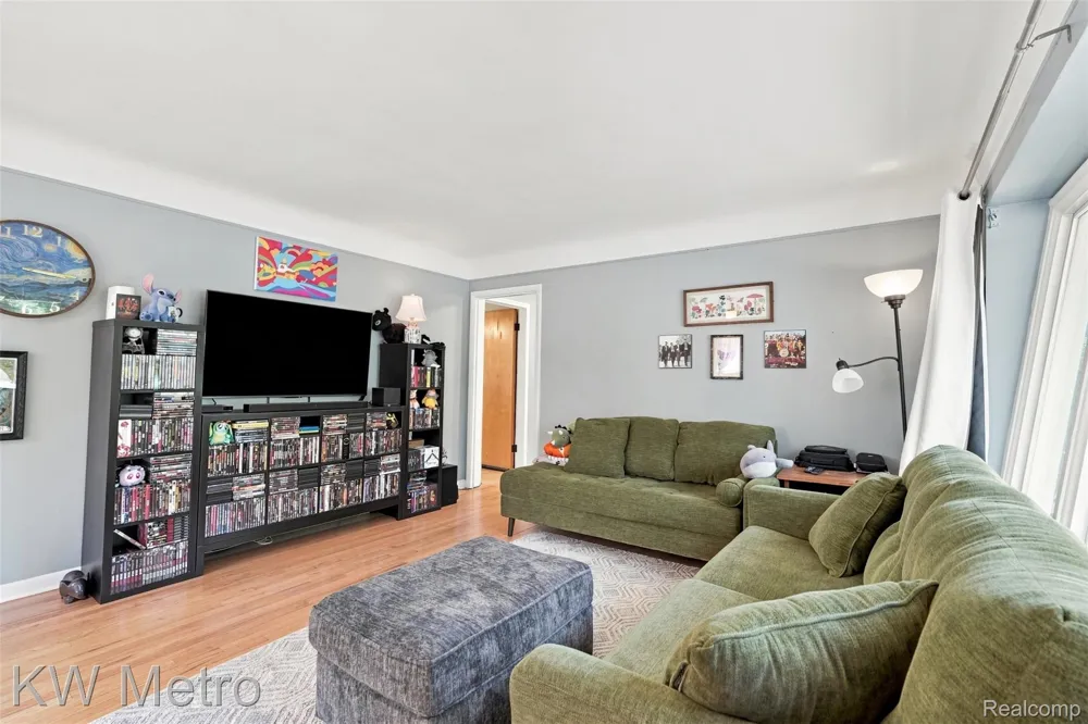 22011 Whitmore Street Oak Park City, MI 48237