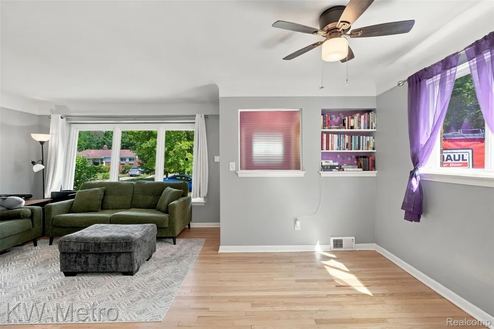22011 Whitmore Street Oak Park City, MI 48237