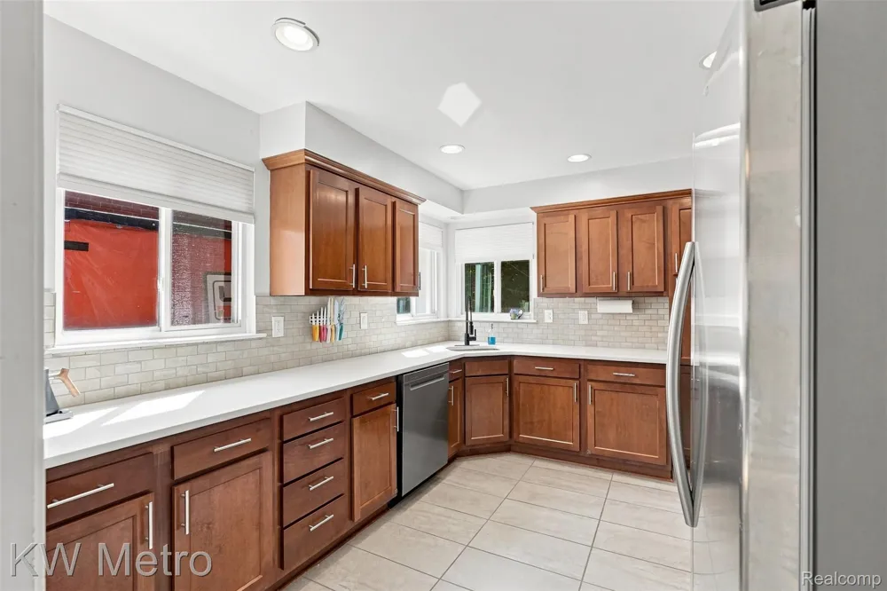 22011 Whitmore Street Oak Park City, MI 48237
