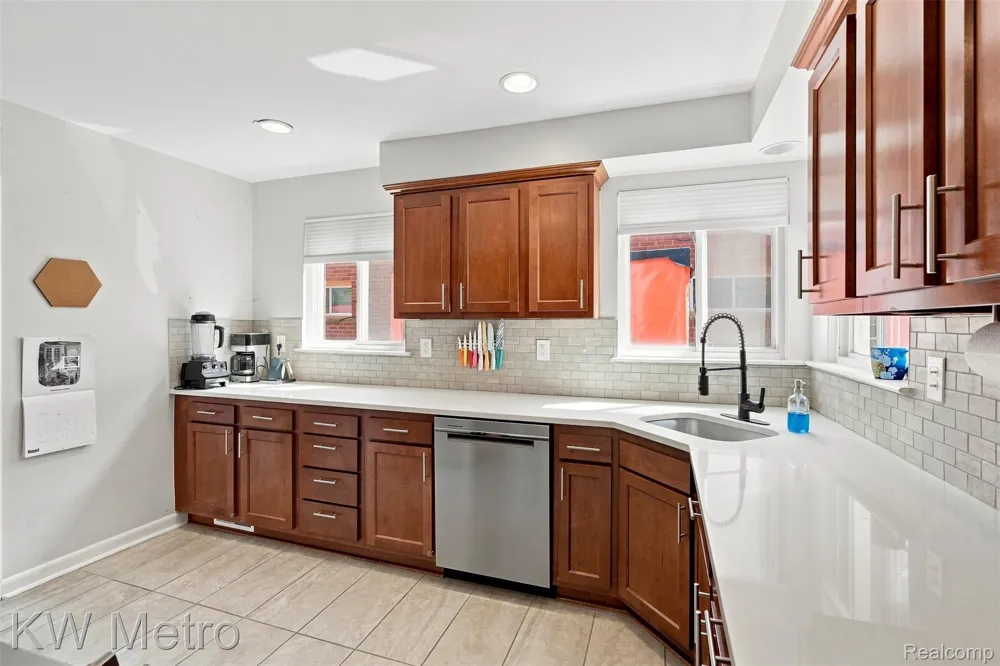 22011 Whitmore Street Oak Park City, MI 48237