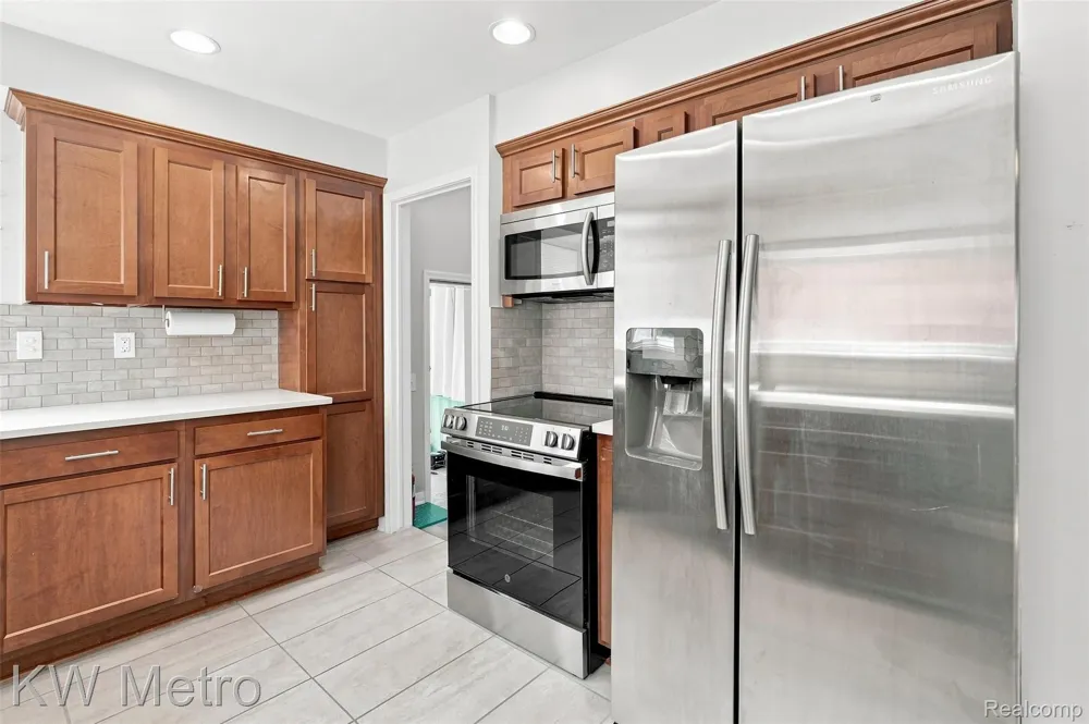 22011 Whitmore Street Oak Park City, MI 48237