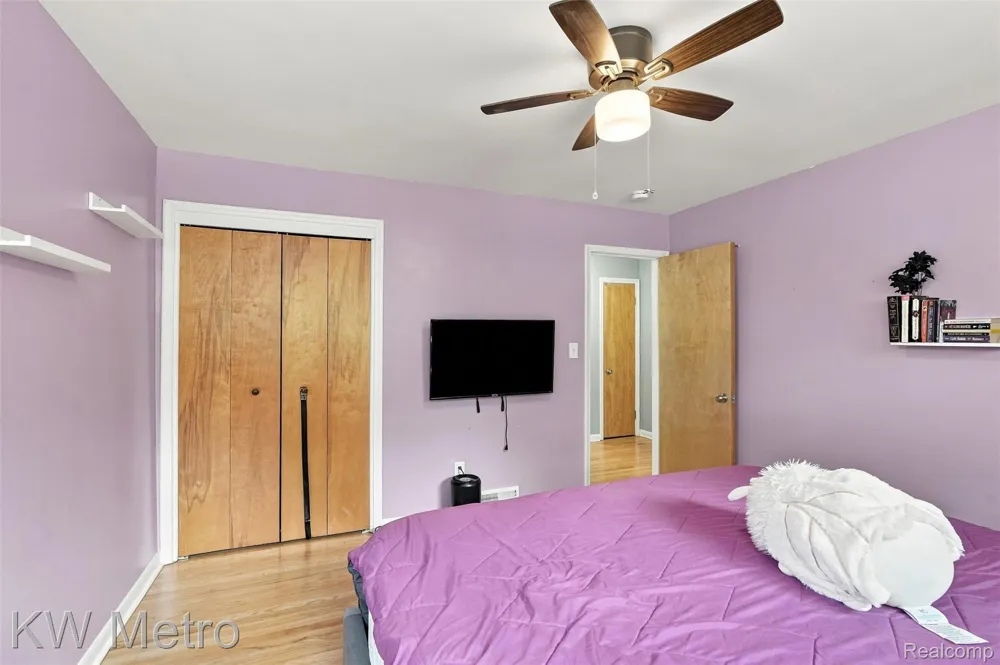 22011 Whitmore Street Oak Park City, MI 48237
