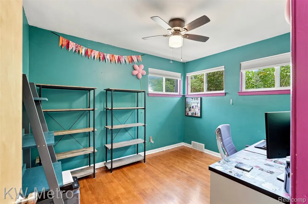 22011 Whitmore Street Oak Park City, MI 48237