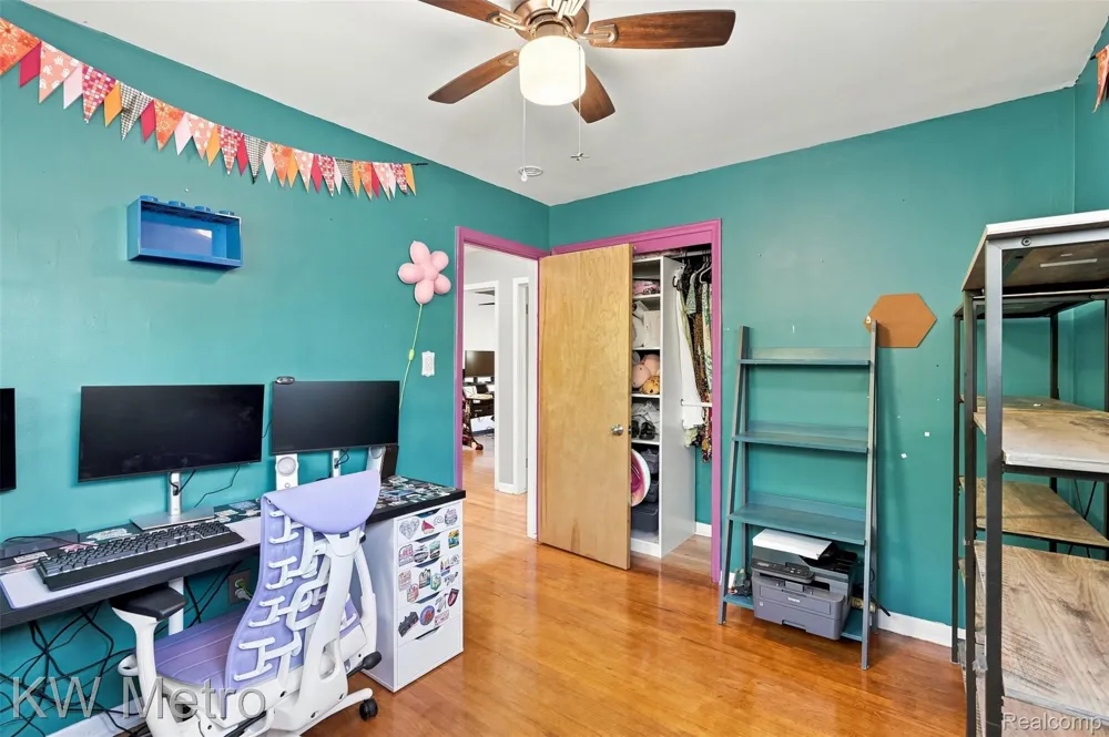22011 Whitmore Street Oak Park City, MI 48237