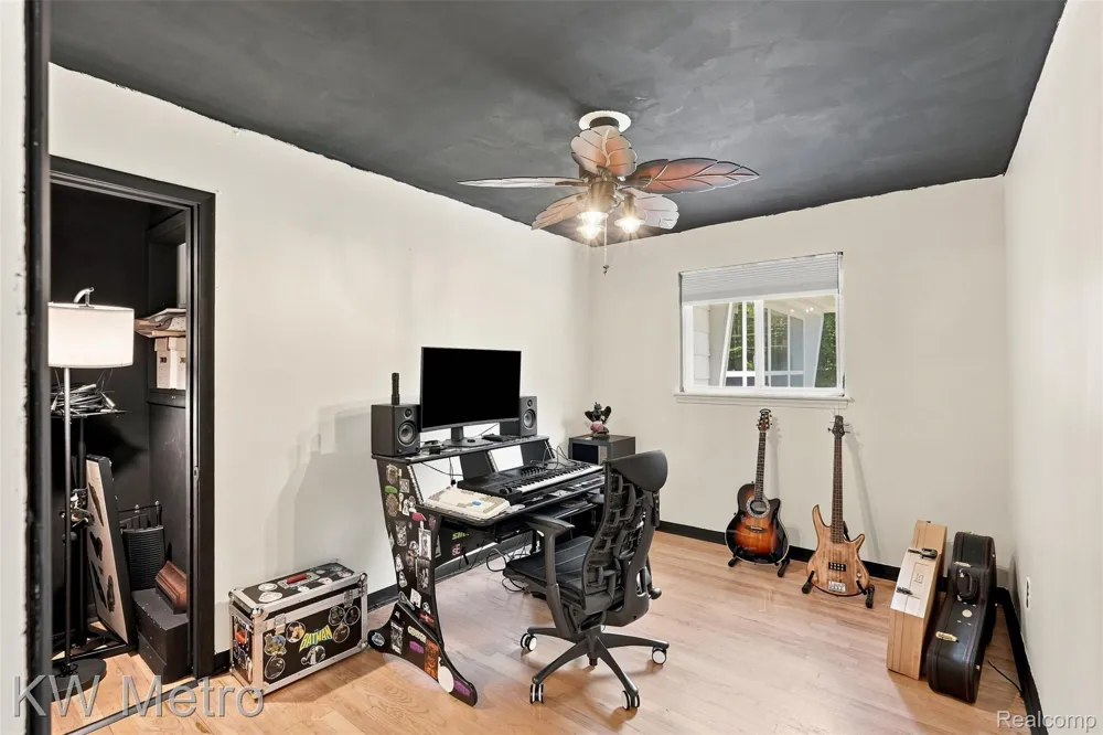 22011 Whitmore Street Oak Park City, MI 48237
