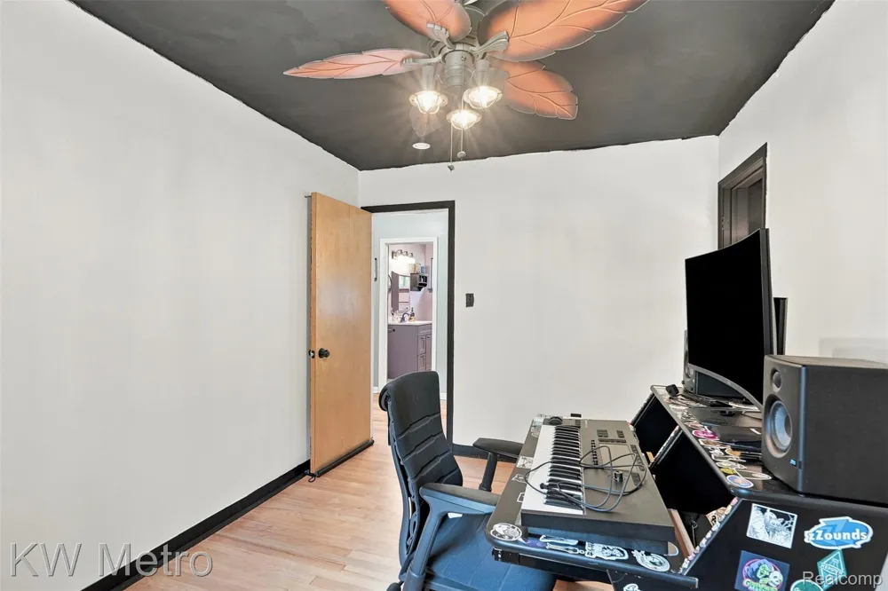 22011 Whitmore Street Oak Park City, MI 48237