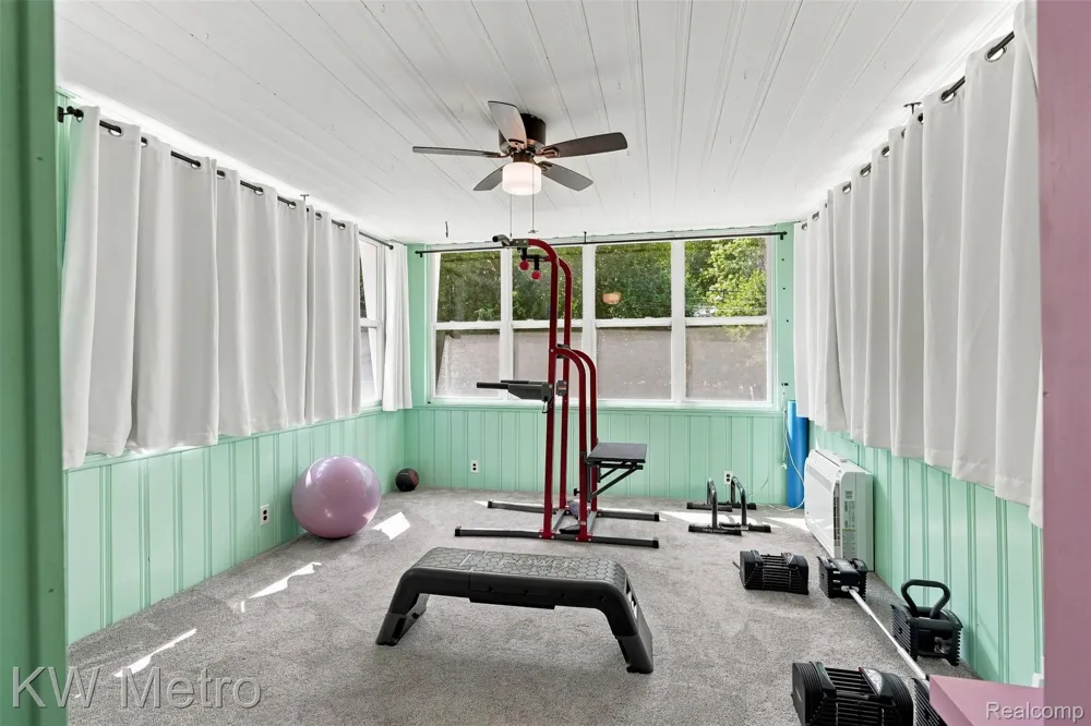 22011 Whitmore Street Oak Park City, MI 48237