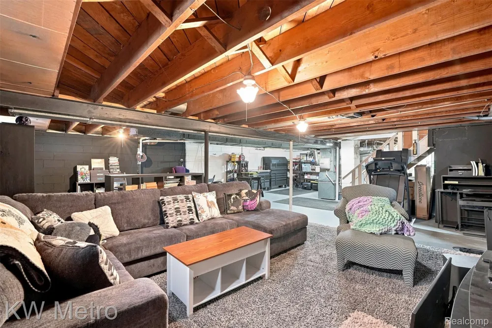 22011 Whitmore Street Oak Park City, MI 48237