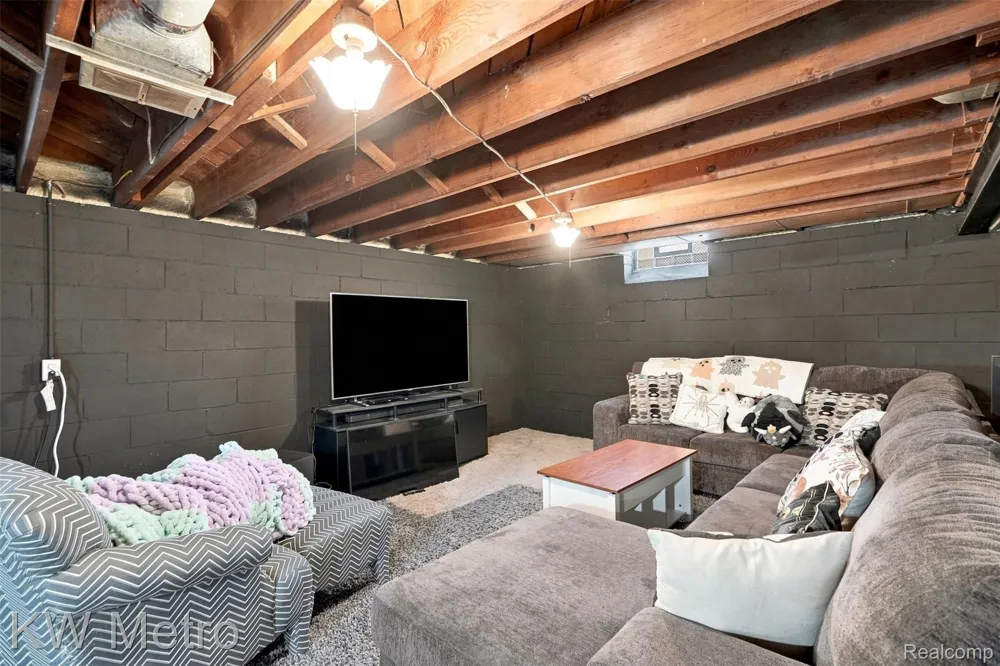 22011 Whitmore Street Oak Park City, MI 48237