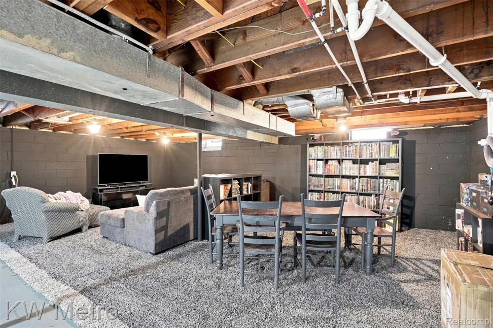 22011 Whitmore Street Oak Park City, MI 48237