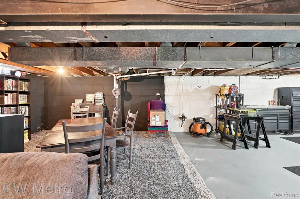 22011 Whitmore Street Oak Park City, MI 48237