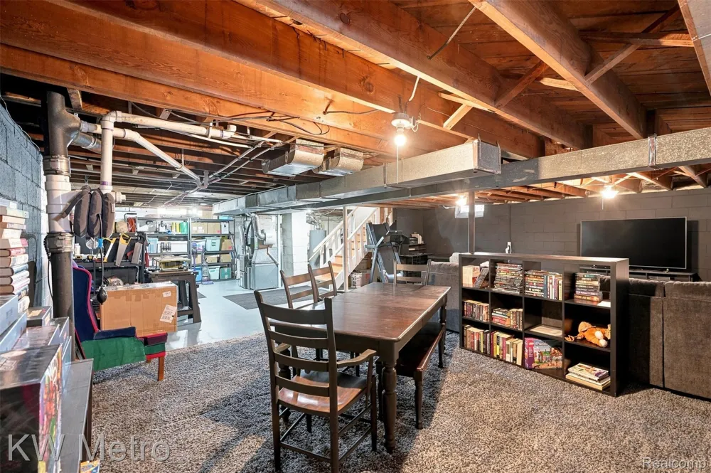 22011 Whitmore Street Oak Park City, MI 48237