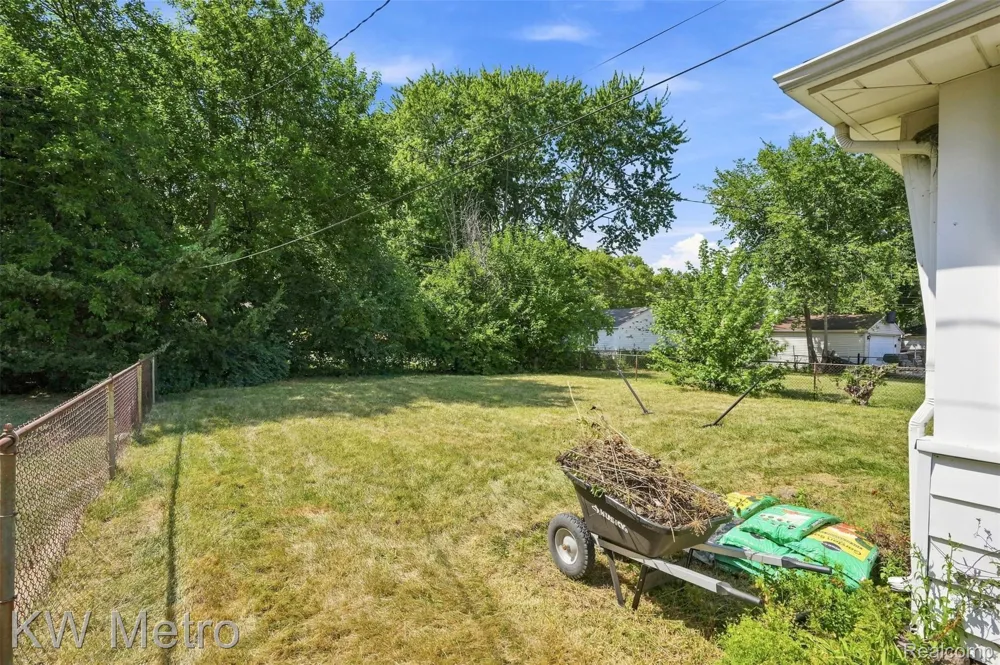 22011 Whitmore Street Oak Park City, MI 48237