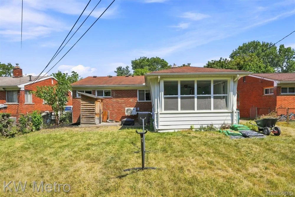 22011 Whitmore Street Oak Park City, MI 48237