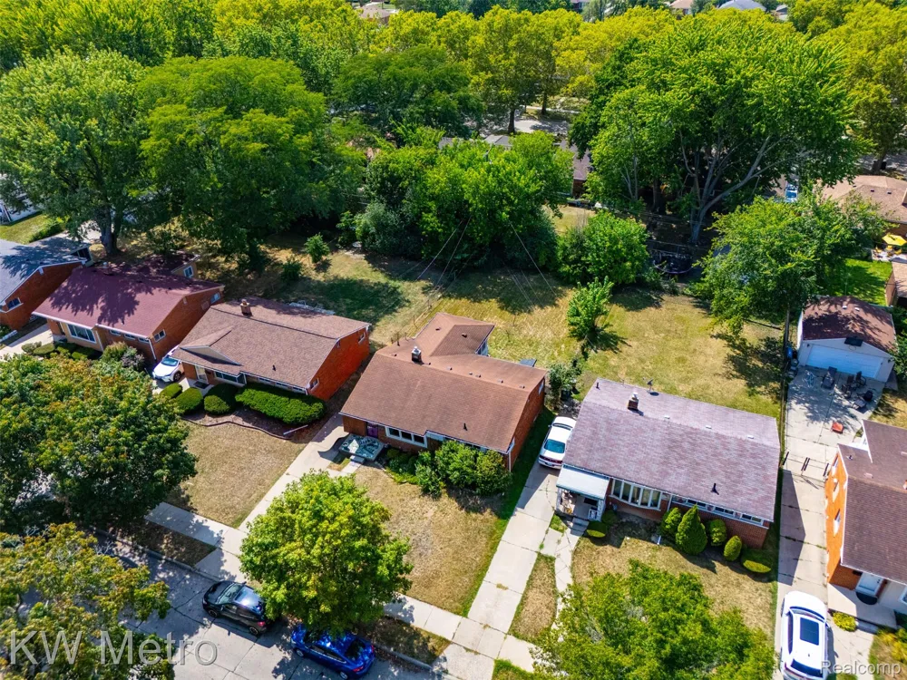 22011 Whitmore Street Oak Park City, MI 48237