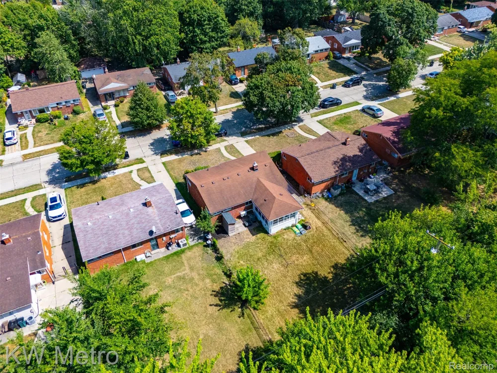 22011 Whitmore Street Oak Park City, MI 48237