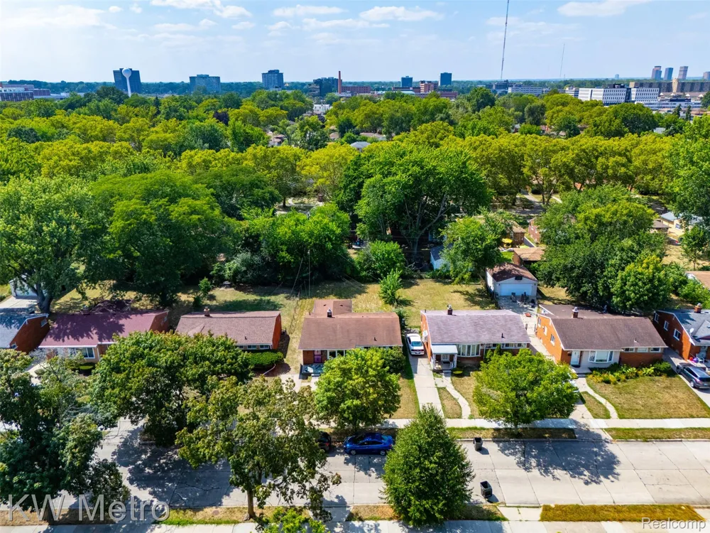 22011 Whitmore Street Oak Park City, MI 48237