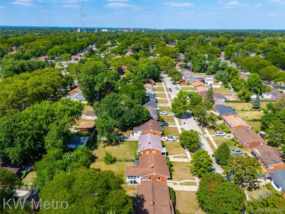 22011 Whitmore Street Oak Park City, MI 48237